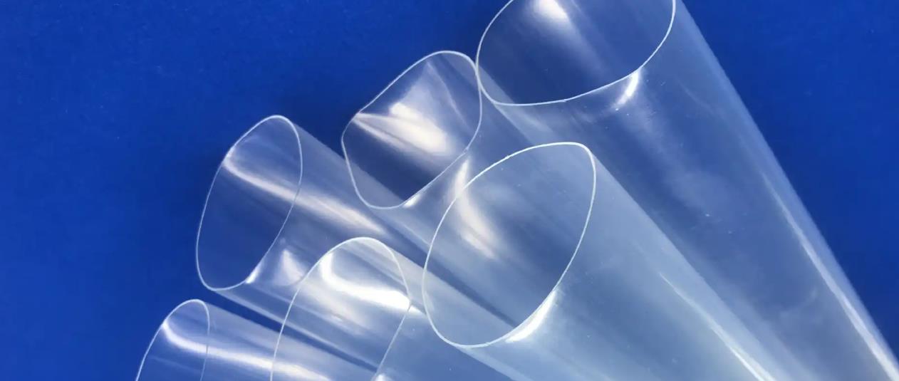 Dom&auml;ne: Herstellung von Ausr&uuml;stungen f&uuml;r die Kunststoffextrusion und -Verarbeitung. Verwenden Sie pr&auml;zise technische/industrielle Begriffe. Halten Sie Standardscodes (ISO, ASTM, UL, RoHS, REACH), Einheiten (&deg;C, MPa, mm, g/cm&sup3;, kV/mm), Polymerk&uuml;rzel (PP, PE, PVC, ABS, PC, PA, PET, PBT, POM, TPU, PPS, PEEK), Markennamen und Modell-/Teilnummern genau so, wie sie geschrieben sind &ndash; &uuml;bersetzen Sie sie nicht. Bewahren Sie alle HTML-Tags, {Einf&uuml;gem&ouml;glichkeiten} und Klammern auf. Formeller technischer Register. Text: FEP-Rohr