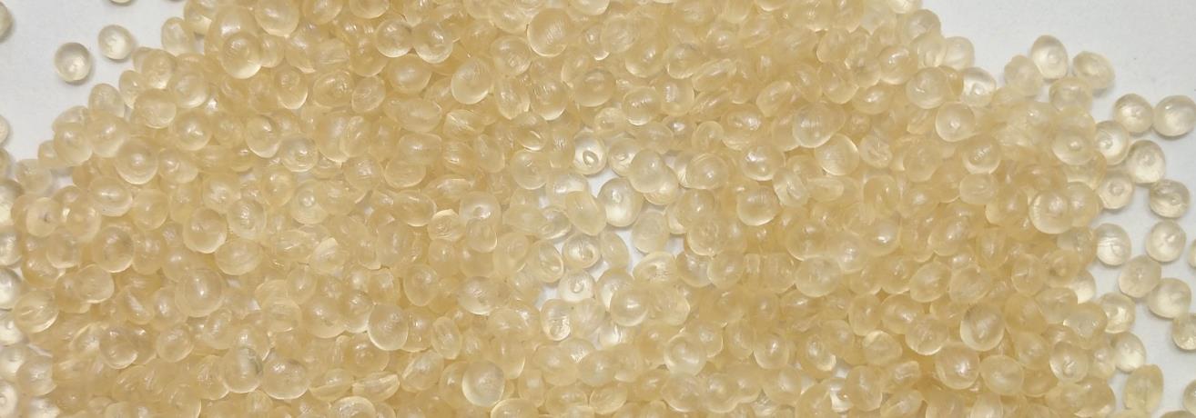 Dom&auml;ne: Herstellung von Kunststoffextrusions- und Compoundiermaschinen. Verwenden Sie pr&auml;zise technische/industrielle Begriffe. Halten Sie Standardscodes (ISO, ASTM, UL, RoHS, REACH), Einheiten (&deg;C, MPa, mm, g/cm&sup3;, kV/mm), Polymerabk&uuml;rzungen (PP, PE, PVC, ABS, PC, PA, PET, PBT, POM, TPU, PPS, PEEK), Markennamen und Modell-/Teilnummern genau so, wie sie geschrieben sind &ndash; &uuml;bersetzen Sie sie nicht. Bewahren Sie alle HTML-Tags, {Einf&uuml;gem&ouml;glichkeiten} und Klammern auf. Formeller technischer Register. Text: PPSU Masterbatch